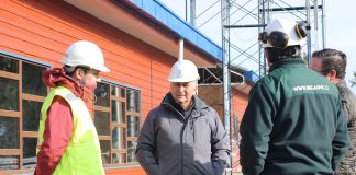 Alcalde Carlos Gómez visitó construcción de la obra de reposición de la Escuela de Linao