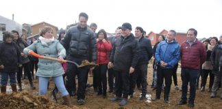 Municipio de Ancud y vecinos instalan primera piedra para conjunto habitacional