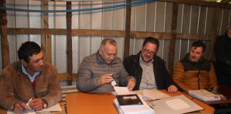 Alcalde entrega terrenos para construcción de esperado APR en Guabún