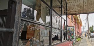 Municipio rechaza la destrucción de ventanales ocurridos durante la noche del lunes
