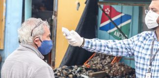 Salud Municipal entregó mascarillas a locatarios y clientes de la Feria Municipal, Muelle Pudeto y sector céntrico de la ciudad.