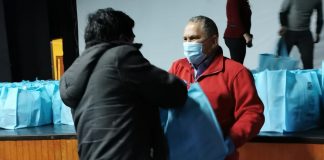 El municipio de Ancud cumple compromiso y entrega canastas de alimentos a colectiveros