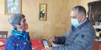 Municipio de Ancud entrega teléfonos de programa Conecta Mayor