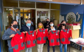Alumnos de Escuela Yerbas Buenas recibieron uniformes deportivos