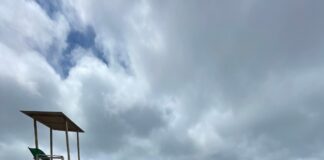 Instalan carpeta para facilitar acceso a playa de personas con capacidades diferentes