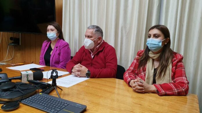 Bárbara Barría, alcalde Carlos Gómez y Pamela Maldonado
