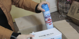 Programa Vínculos de municipio ancuditano entrega kits de limpieza a adultos mayores