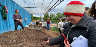 Vecinos y autoridades comunales de Ancud conocieron experiencia de emprendimiento de compostaje