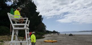 Bañistas gozan en Lechagua, la primera playa habilitada en la Isla