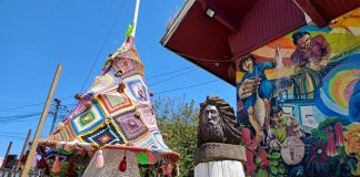 Artesanos regalan un árbol navideño tejido para Ancud