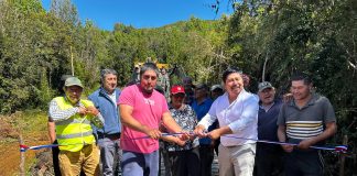 Vecinos inauguran su propio puente
