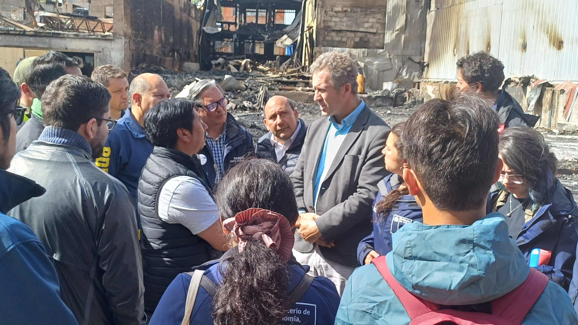Ministro Juan Carlos Muñoz se reúne con afectados de incendio | Ilustre ...