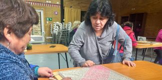 Imparten taller de «telar en clavo»