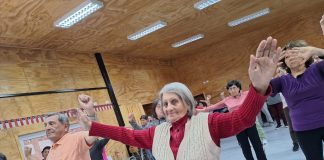 Adultos realizan gimnasia Terapéutica
