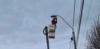 Accidente vehicular provoca daños en alumbrado público en sector camino a Lechagua